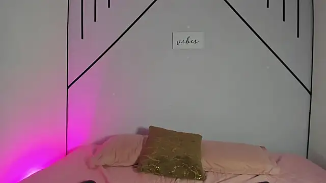 Snapshot of MiahCornell_ chatting on 14, 11, 2025 MiahCornell online show from 14, 11, 2025