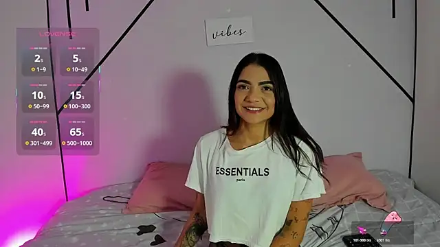 Snapshot of MiahCornell_ chatting on 4, 11, 2025 MiahCornell online show from 4, 11, 2025