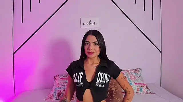 Snapshot of MiahCornell_ chatting on 7, 11, 2025 MiahCornell online show from 7, 11, 2025