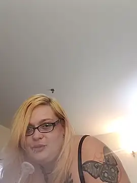 Snapshot of Jynxthefoxyfuck chatting on 11, 11, 2025 Jynxthefoxyfuck online show from 11, 11, 2025