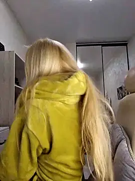 Snapshot of Monna chatting on 4, 11, 2025 Monna online show from 4, 11, 2025