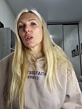 Snapshot of Monna chatting on 26, 10, 2025 Monna online show from 26, 10, 2025