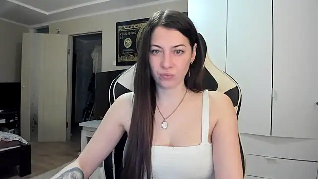 EmiLovsi online show from 4, 4, 2026