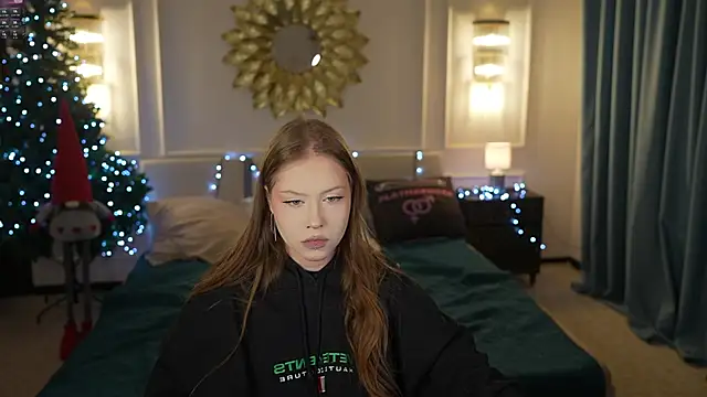 Esmie Smile online show from 22, 12, 2025