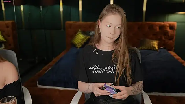 Esmie Smile online show from 4, 12, 2025