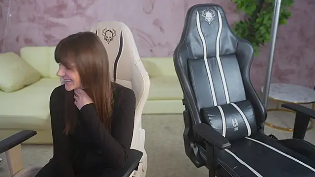 Esmie Smile online show from 1, 11, 2025