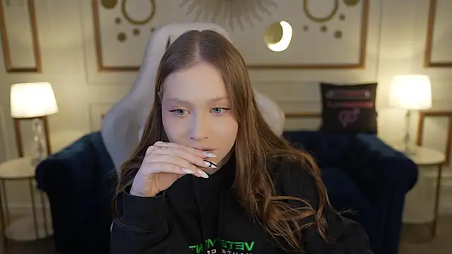 Esmie Smile online show from 14, 11, 2025