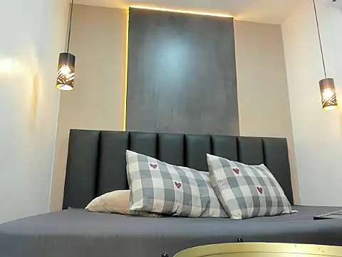 Snapshot of RiriiBrunette__ chatting on 8, 11, 2025 RiriiBrunette online show from 8, 11, 2025