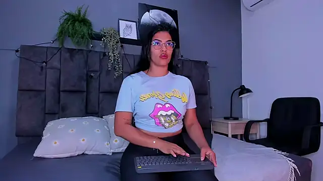 Snapshot of RiriiBrunette__ chatting on 4, 11, 2025 RiriiBrunette online show from 4, 11, 2025