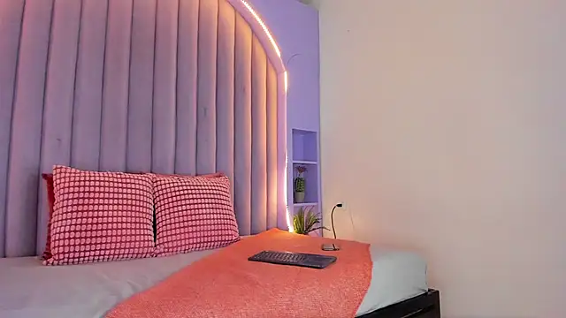 Snapshot of RiriiBrunette__ chatting on 16, 10, 2025 RiriiBrunette online show from 16, 10, 2025