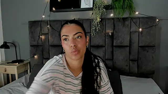 Snapshot of RiriiBrunette__ chatting on 1, 11, 2025 RiriiBrunette online show from 1, 11, 2025