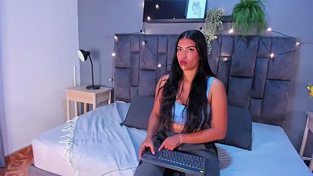 Snapshot of RiriiBrunette__ chatting on 6, 11, 2025 RiriiBrunette online show from 6, 11, 2025