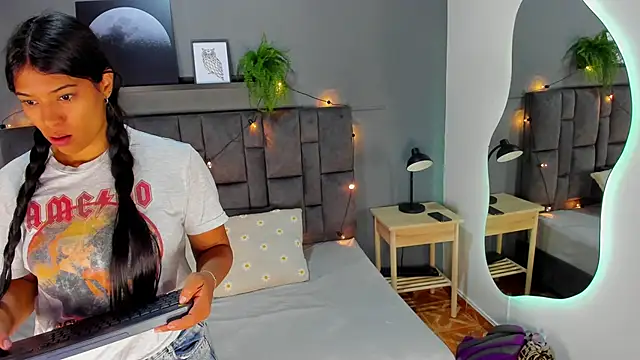 Snapshot of RiriiBrunette__ chatting on 20, 11, 2025 RiriiBrunette online show from 20, 11, 2025