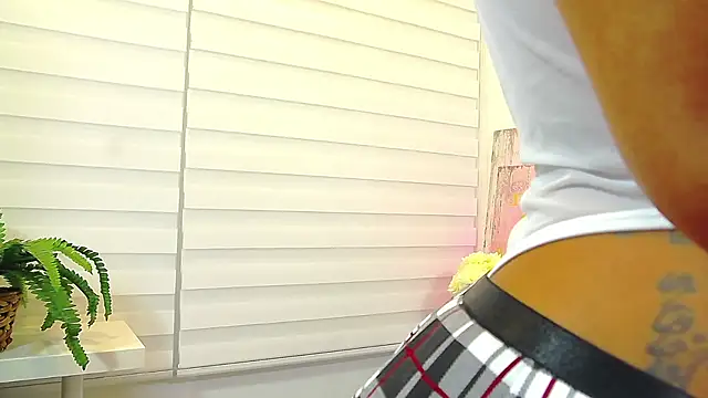 Snapshot of ParisRoux chatting on 21, 10, 2025 ParisRoux online show from 21, 10, 2025