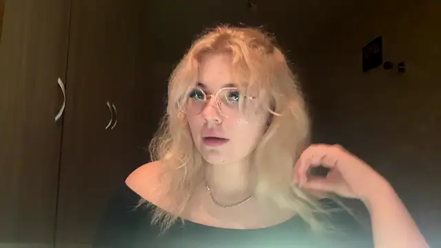 Snapshot of sunshinyflash chatting on 9, 11, 2025 sunshinyflash online show from 9, 11, 2025