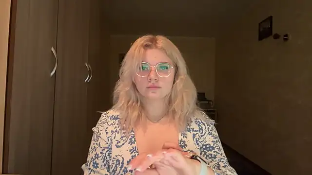 Snapshot of sunshinyflash chatting on 11, 11, 2025 sunshinyflash online show from 11, 11, 2025