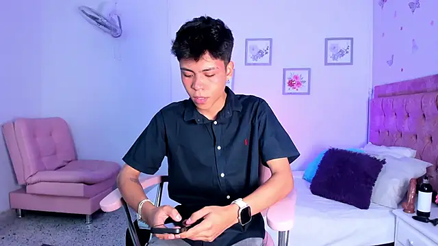 Snapshot of MaxiWildd chatting on 4, 6, 2026 MaxiWildd online show from 4, 6, 2026
