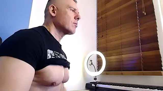 tomfoxcam online show from 3, 10, 2025