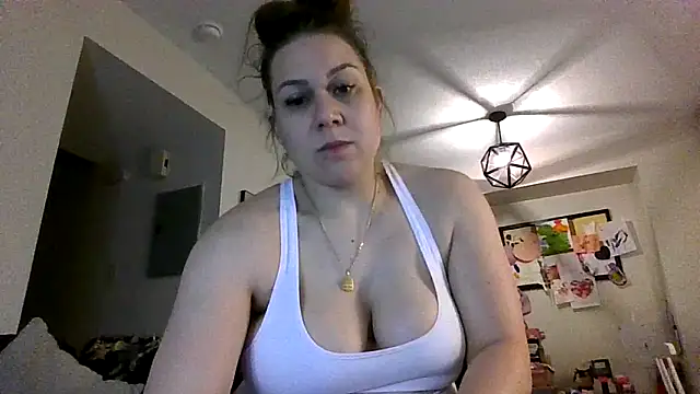 Snapshot of thedevinemama chatting on 7, 6, 2026 thedevinemama online show from 7, 6, 2026