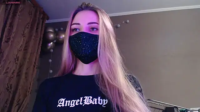 Snapshot of Iris_lave chatting on 14, 11, 2025 Iris lave online show from 14, 11, 2025