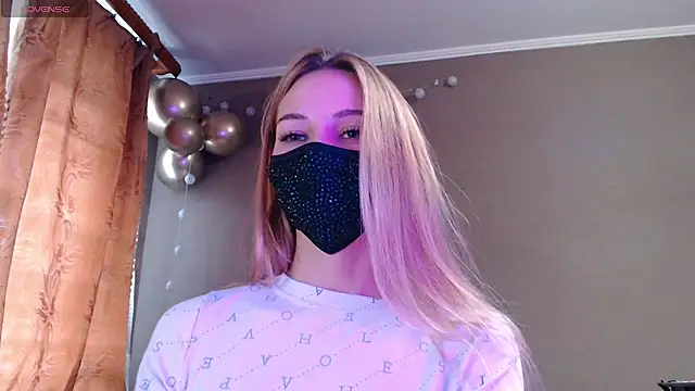 Snapshot of Iris_lave chatting on 4, 11, 2025 Iris lave online show from 4, 11, 2025