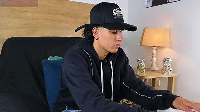 Stiven Benet  online show from 15, 10, 2025