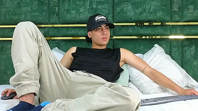 Stiven Benet  online show from 28, 10, 2025