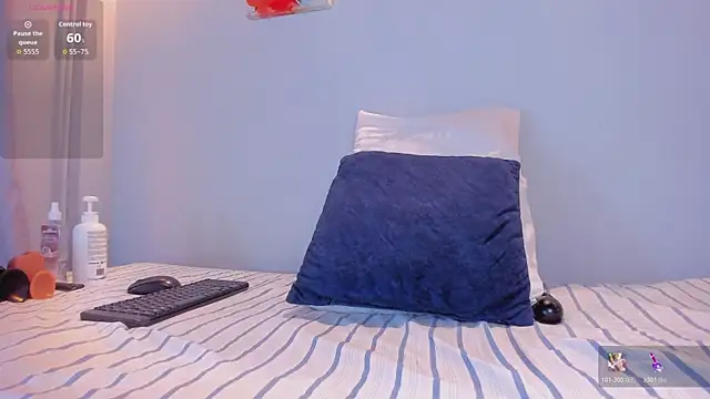 Snapshot of Violet_horny05 chatting on 6, 11, 2025 Violet horny05 online show from 6, 11, 2025