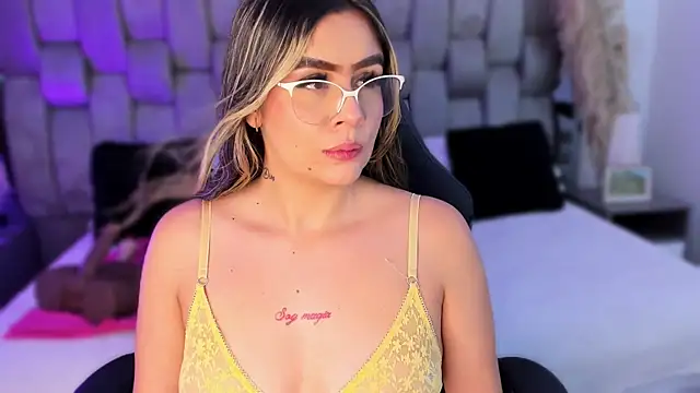 Samarafernandez online show from 4, 10, 2025