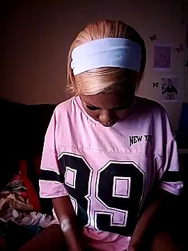 Seductive Yellow Titties online show from 14, 10, 2025