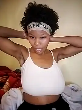 Seductive Yellow Titties online show from 16, 11, 2025