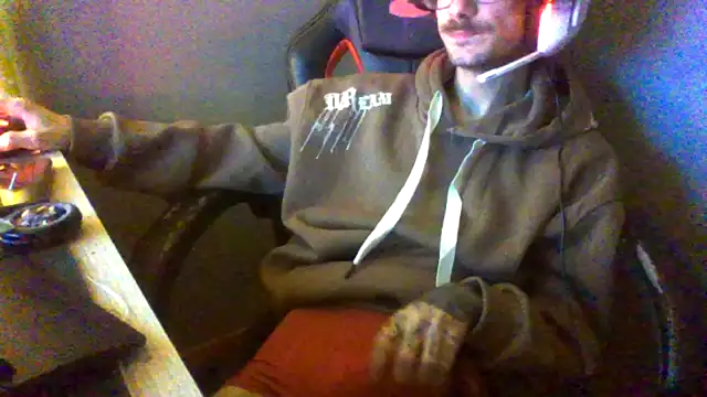 Snapshot of Dikklauss chatting on 19, 10, 2025 Dikklauss online show from 19, 10, 2025