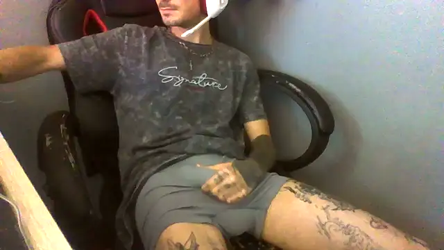 Snapshot of Dikklauss chatting on 4, 10, 2025 Dikklauss online show from 4, 10, 2025