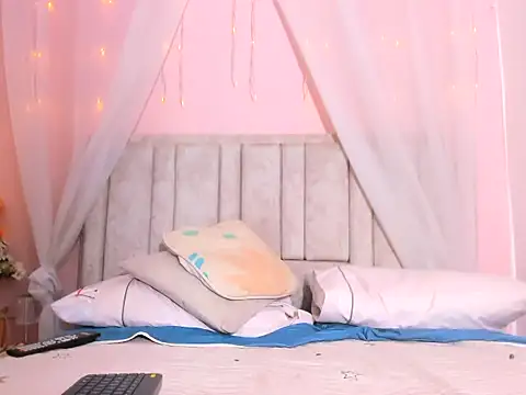 Rachellcooperrr online show from 24, 10, 2025