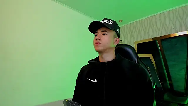 Snapshot of Draven_Marceaux chatting on 27, 10, 2025 Draven Marceaux online show from 27, 10, 2025