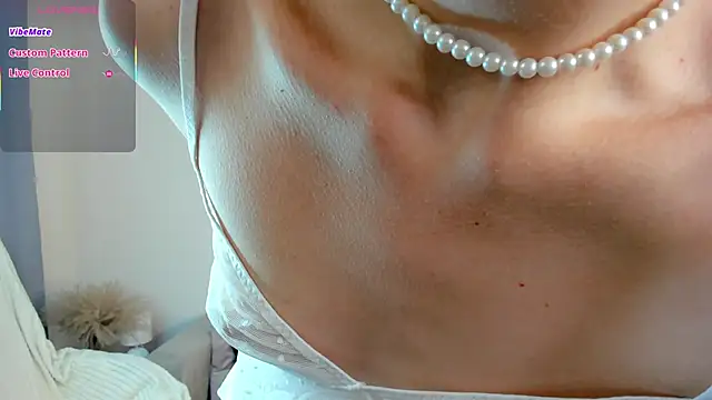 Ice Strawberry online show from 13, 11, 2025