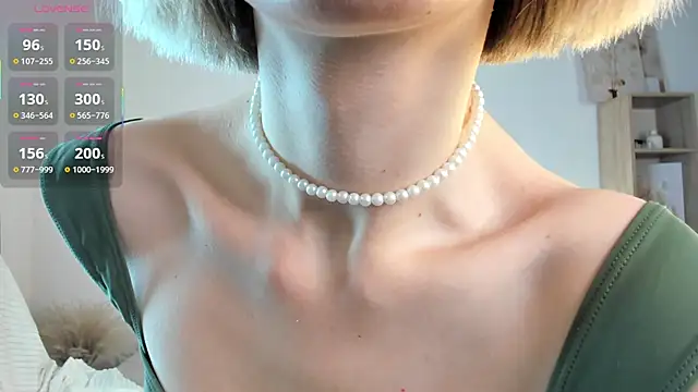 Ice Strawberry online show from 28, 11, 2025