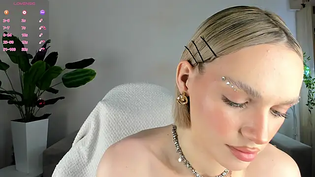 Ice Strawberry online show from 17, 1, 2026