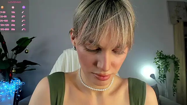 Ice Strawberry online show from 20, 12, 2025