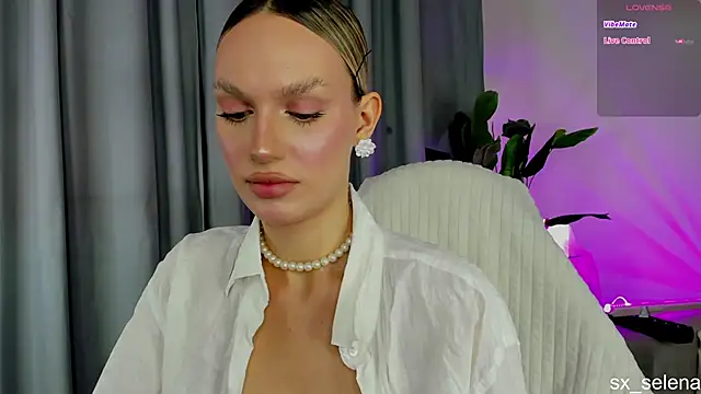 Ice Strawberry online show from 15, 6, 2026