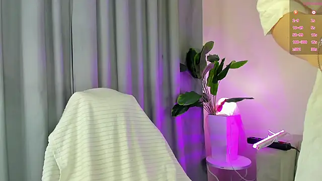 Snapshot of Ice_Strawberry chatting on 5, 6, 2026 Ice Strawberry online show from 5, 6, 2026