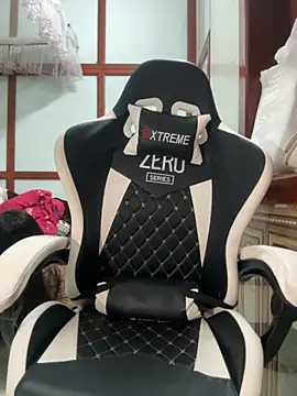 Hanh Luxii online show from 16, 9, 2025