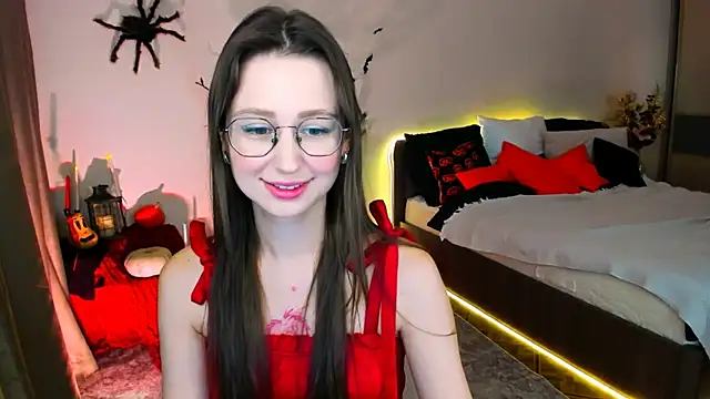 YourLovellyStory online show from 3, 11, 2025