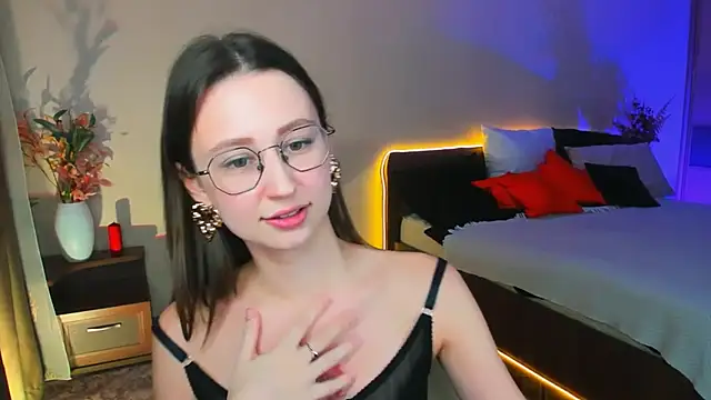 YourLovellyStory online show from 6, 11, 2025