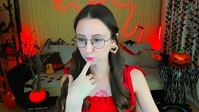 YourLovellyStory online show from 28, 10, 2025