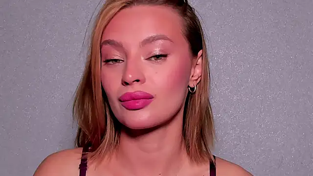 Snapshot of OliviaReece chatting on 23, 11, 2025 OliviaReece online show from 23, 11, 2025