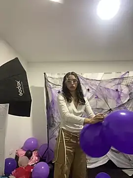 Emilia Bons online show from 8, 10, 2025