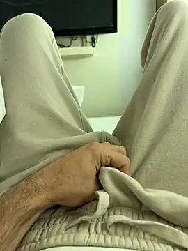 Snapshot of Frankieyyy1 chatting on 14, 11, 2025 Frankieyyy1 online show from 14, 11, 2025