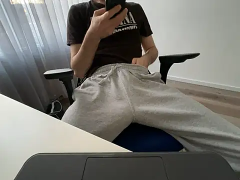 Snapshot of Frankieyyy1 chatting on 23, 4, 2026 Frankieyyy1 online show from 23, 4, 2026