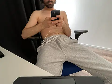 Snapshot of Frankieyyy1 chatting on 2, 5, 2026 Frankieyyy1 online show from 2, 5, 2026